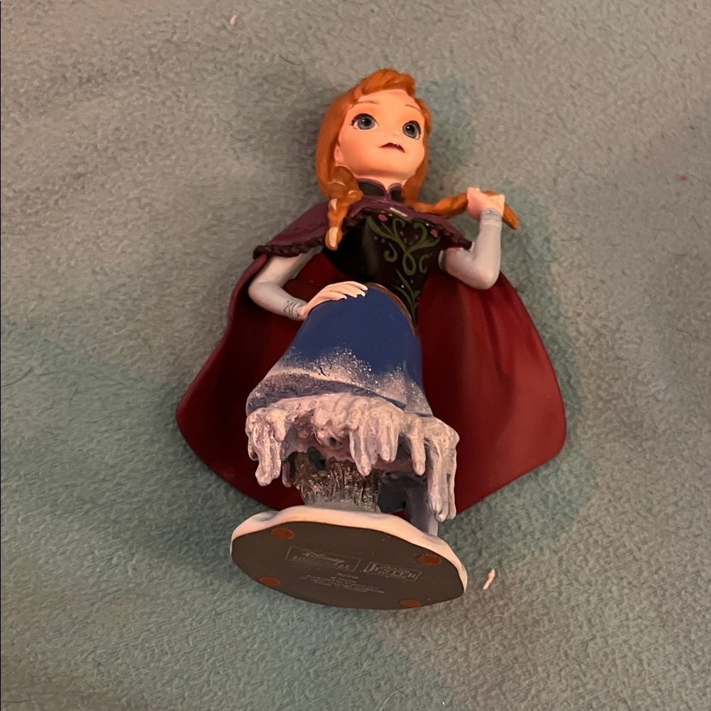 Disney frozen on Disney showcase statue